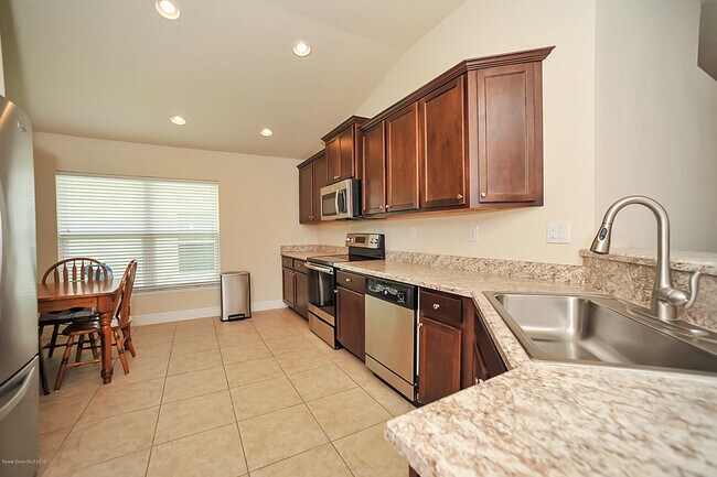 Building Photo - 553 Hollow Glen Dr