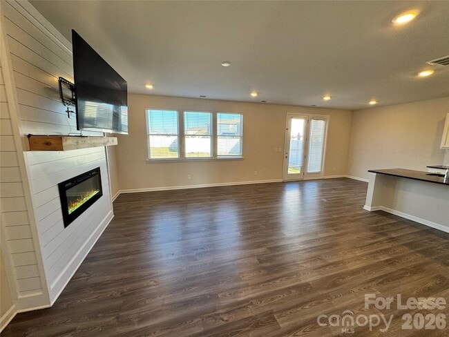 Building Photo - 2011 Weddington Pointe Dr