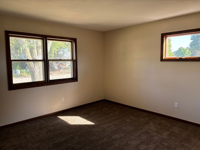 Building Photo - 3 Bedroom, 2.5 Bath House in Thomson, IL
