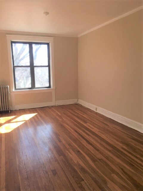Building Photo - 2208 W Berteau Ave