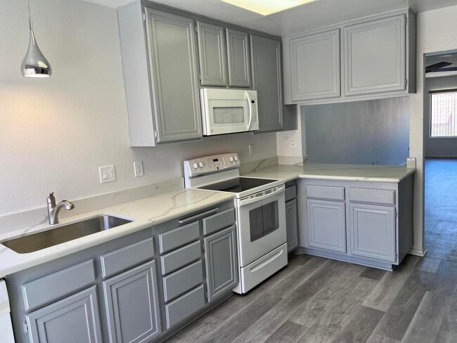 Building Photo - 47974 Oasis Ct