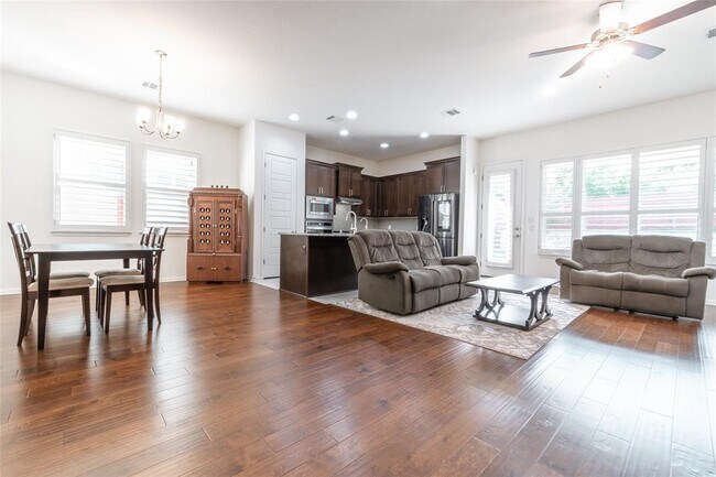 Building Photo - 2913 Zelma Dr