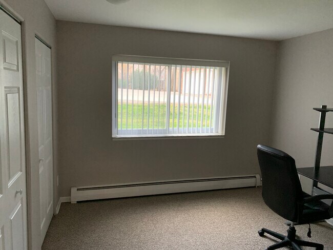 Building Photo - 525 Fairbrook St