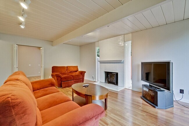 Building Photo - Updated 4 bed 2 bath Atrium Eichler in Pal...