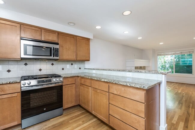 Building Photo - Charming 3 Bed Townhouse in Seattle