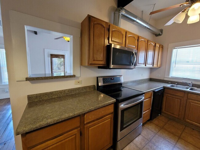 Building Photo - 113/115 Vitra Place