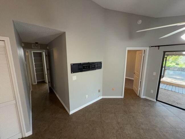 Building Photo - 2201 Grasmere Dr