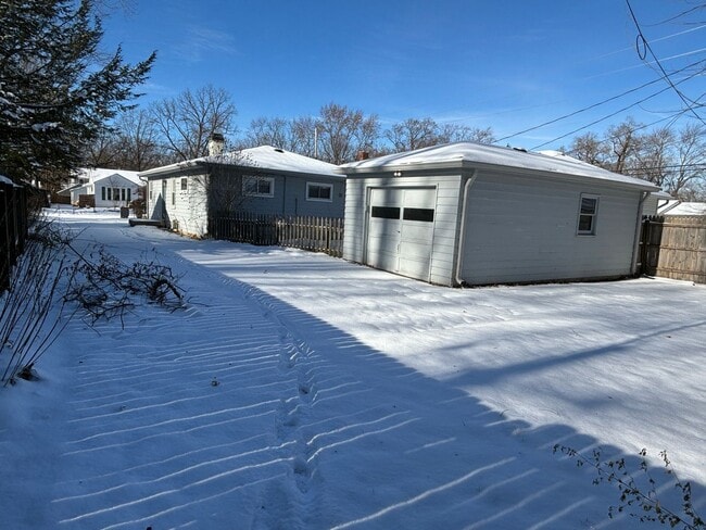 Building Photo - Charming 3 Bed 1 Bath with 1 Car Garage!