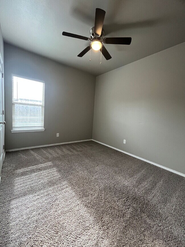 Building Photo - Spacious Duplex-3/2/2 Near Preston Manor!