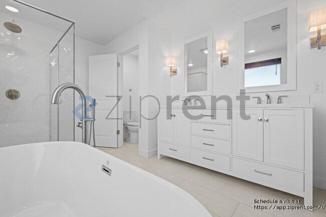 Building Photo - 15961 Mavericks Ln