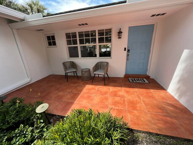 Building Photo - 1653 Poinsettia Dr