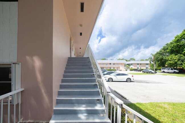 Building Photo - 18081 SE Country Club Dr