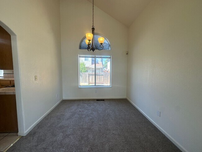 Building Photo - 325 Melbourne Dr