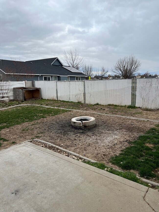 Building Photo - Introducing a charming single level 3 bedroom, 2 bath home for rent in Caldwell, ID.