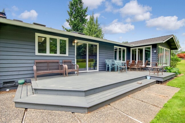 Building Photo - Fantastic Remodel in E Renton Highlands!