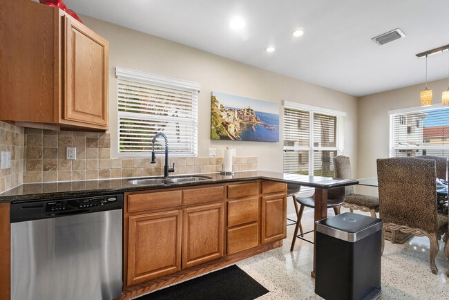 Building Photo - 2757 NE 29th Ave