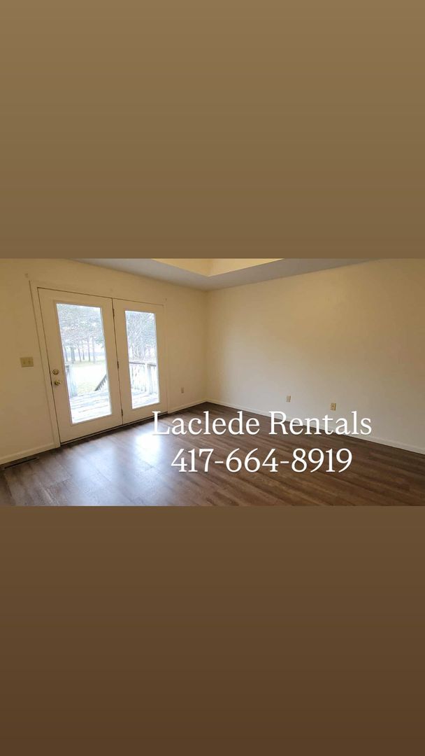 Building Photo - 2 BEDROOM 2 BATHROOM DUPLEX WITH GARAGE