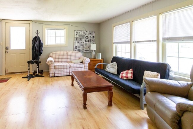 Building Photo - PRELEASING for AUGUST! Close to Campus