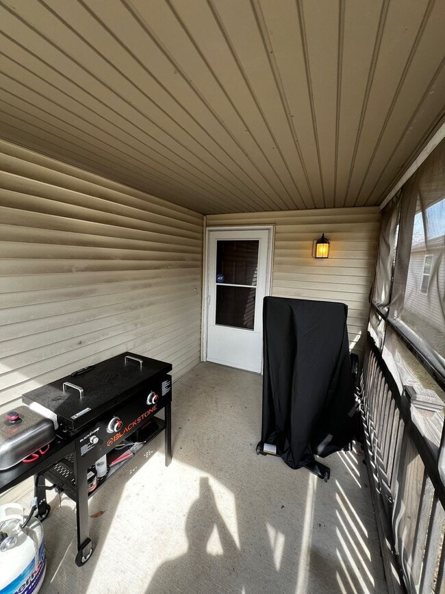 Building Photo - 3-Bedroom/2-Bathroom Single-Family Home – Available August 1st!