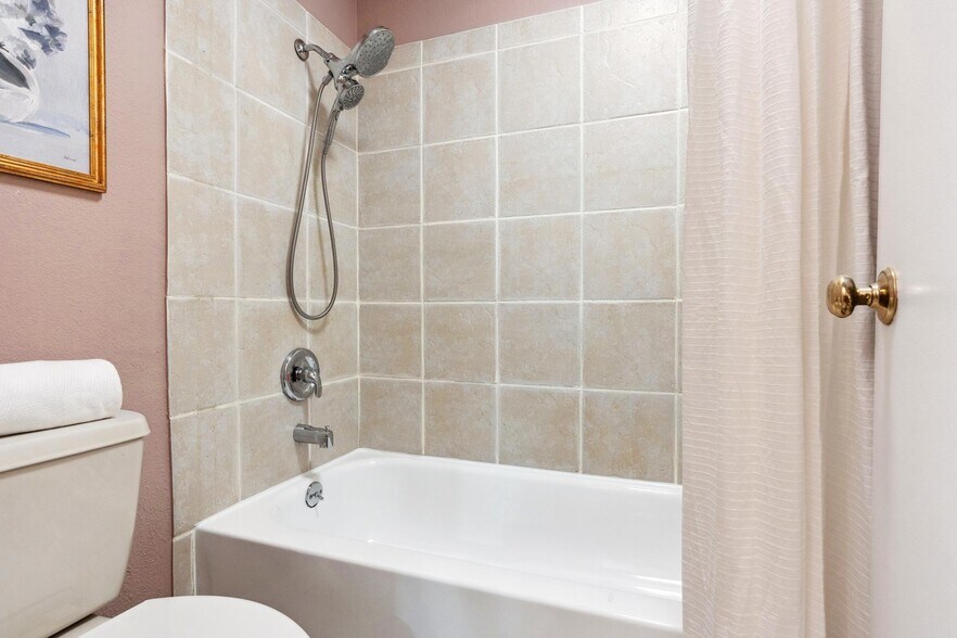 Building Photo - 6211 Telegraph Ave