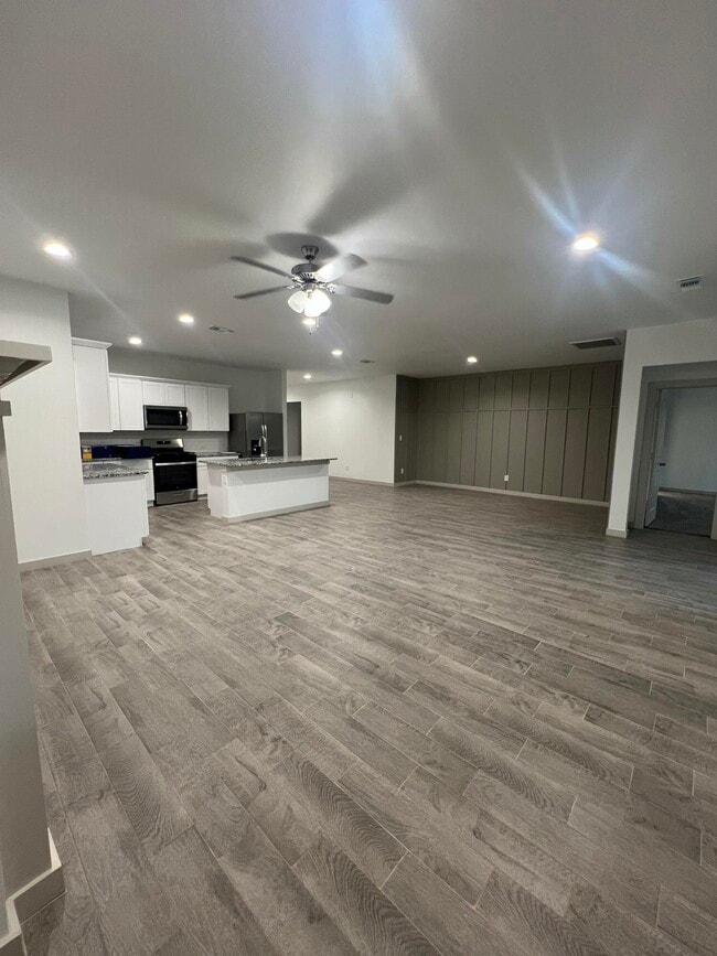 Building Photo - 10518 Aberdeen Ave