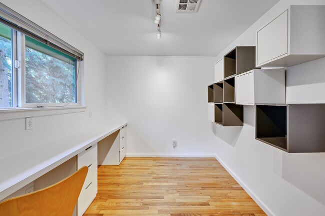 Building Photo - 439 Brien Dr SE