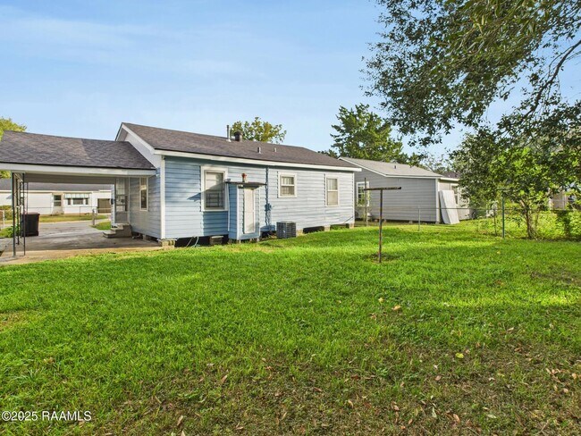 Building Photo - 413 Dorothy St