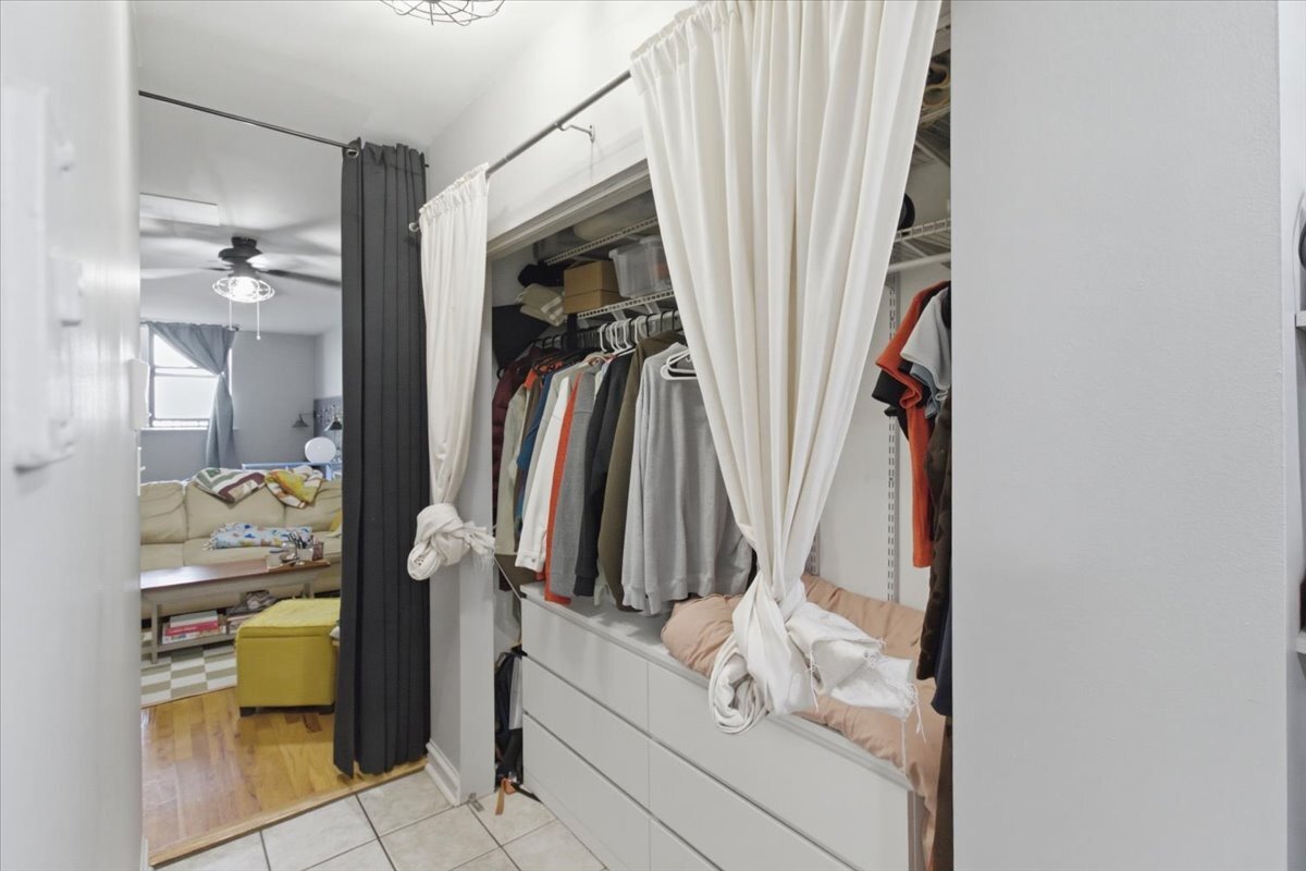 Building Photo - 3147 W Wellington Ave