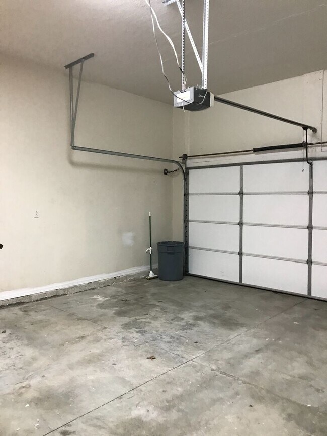 Building Photo - Wonderful 3 Bedroom 2 Bath Ranch