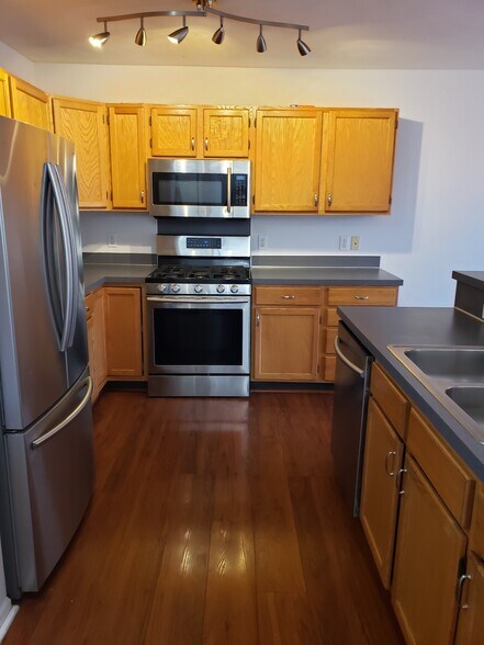 Building Photo - 3910 Old Elm Dr SE