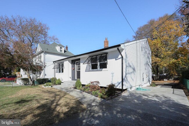 Primary Photo - 405 E Melrose Ave