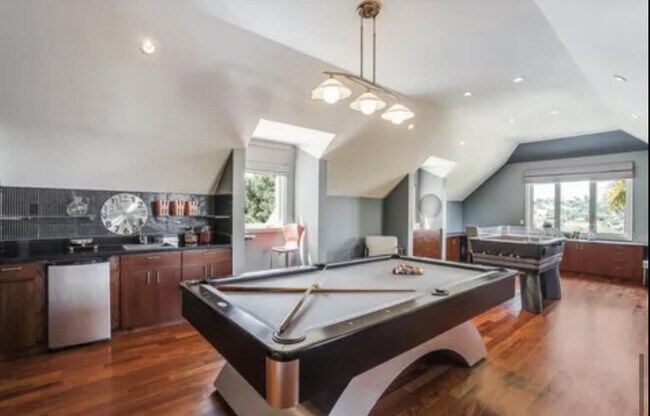 Building Photo - 985 Woodview Pl