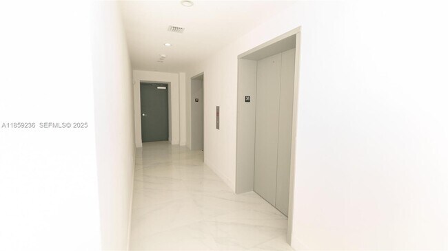 Building Photo - 700 NE 24th St