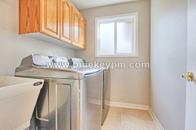 Building Photo - 1130 NE 178th Ave
