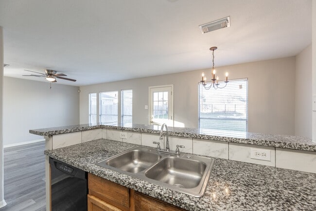 Building Photo - 727 Richview Dr