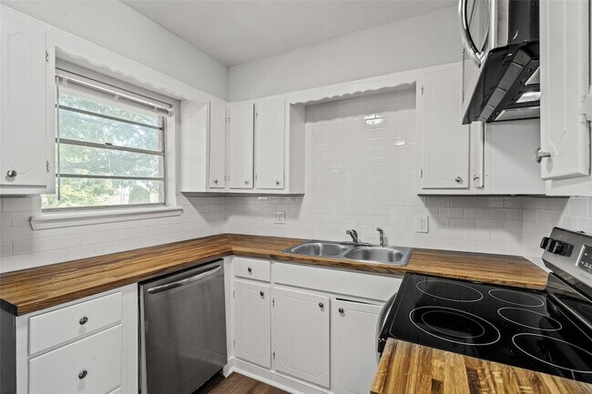 Building Photo - 810 S Western Hls Dr