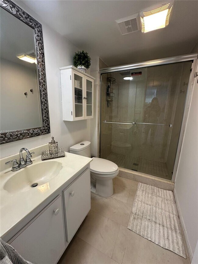 Building Photo - 3675 N Country Club Dr