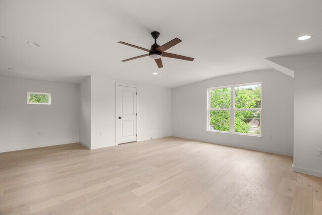Building Photo - 5305 Ledesma Rd