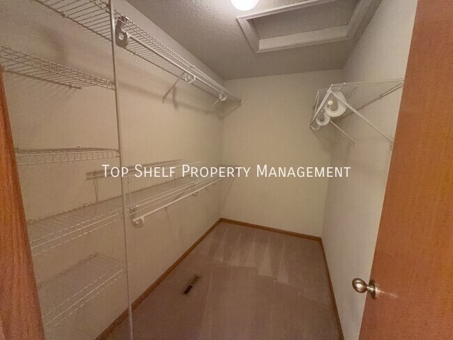 Building Photo - 4404 SW Elm Ct