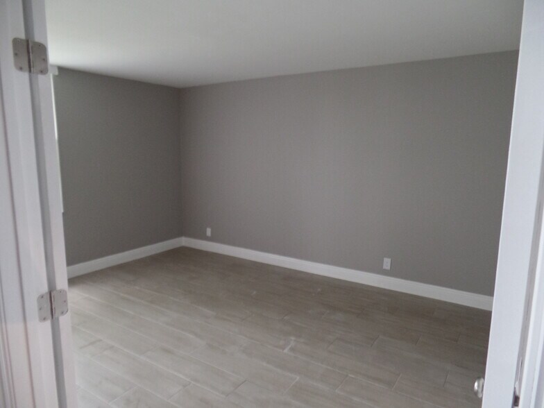 Building Photo - 109 Lake Emerald Dr