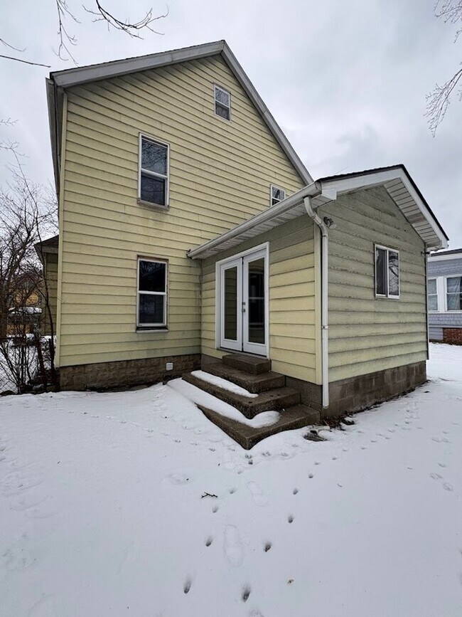 Building Photo - Three bedroom two bathroom home for rent