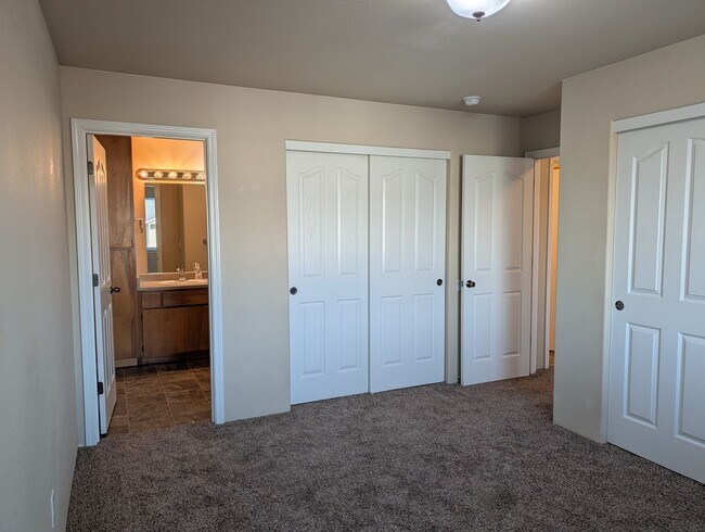 Building Photo - Clean and Updated 2 Bed, 2 Bath Upstairs Apartment in East Medford