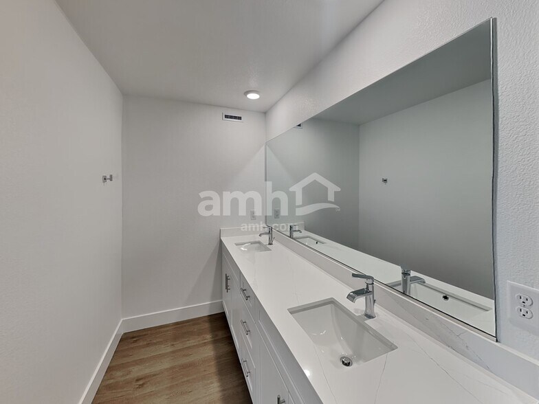 Building Photo - 5823 Vaes Dothrak St