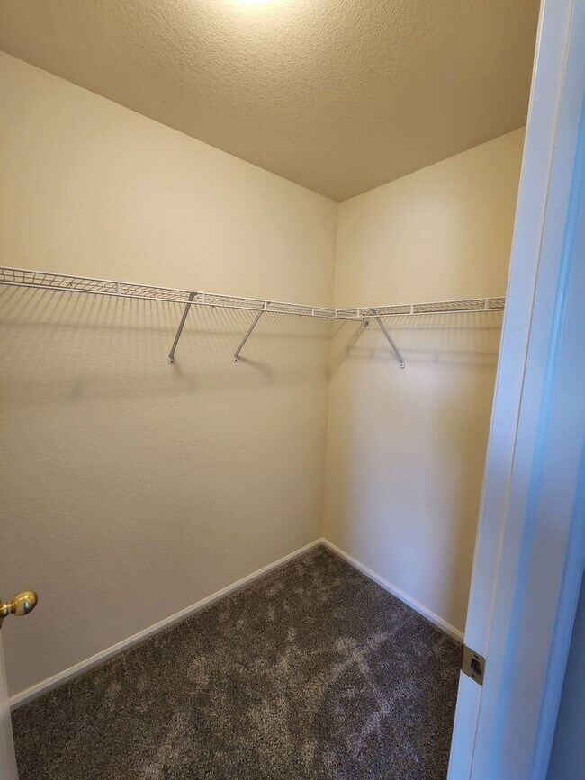 Building Photo - Charming 3 Bed 2 Bath Townhome for Rent in...