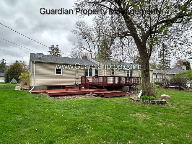 Building Photo - Edina Single Family Home, 2 Car Garage, Di...