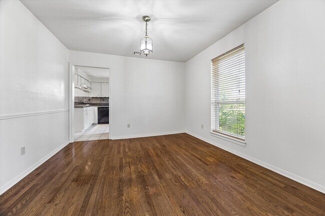 Building Photo - 3232 Parkwood Dr