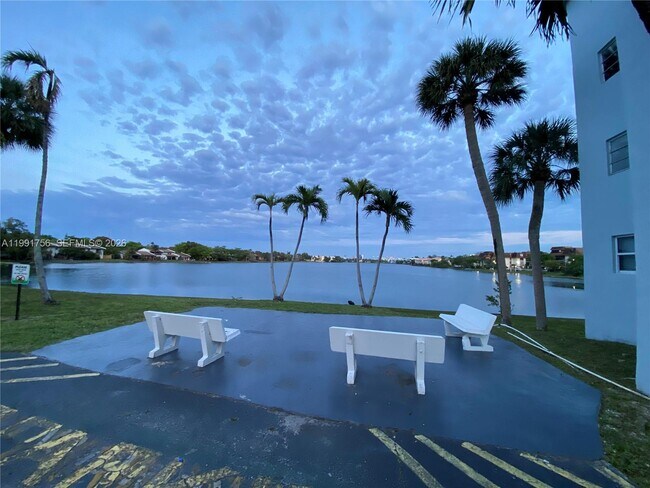 Building Photo - 443 NE 195th St