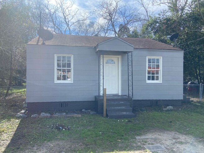Primary Photo - **AVAILABLE NOW**2 Bedroom / 1 Bathroom Ho...