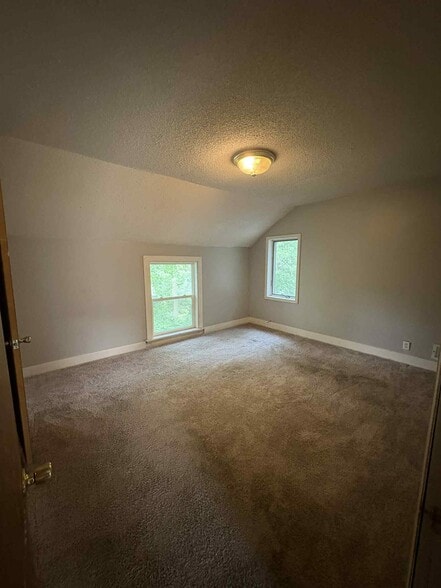 Building Photo - 945 W 9th St