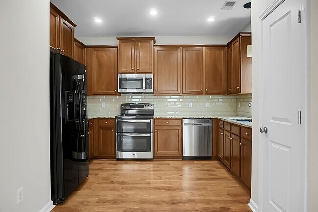 Building Photo - Comfortable Living, 4 BR 2.5 BA Home, Two Car Garage